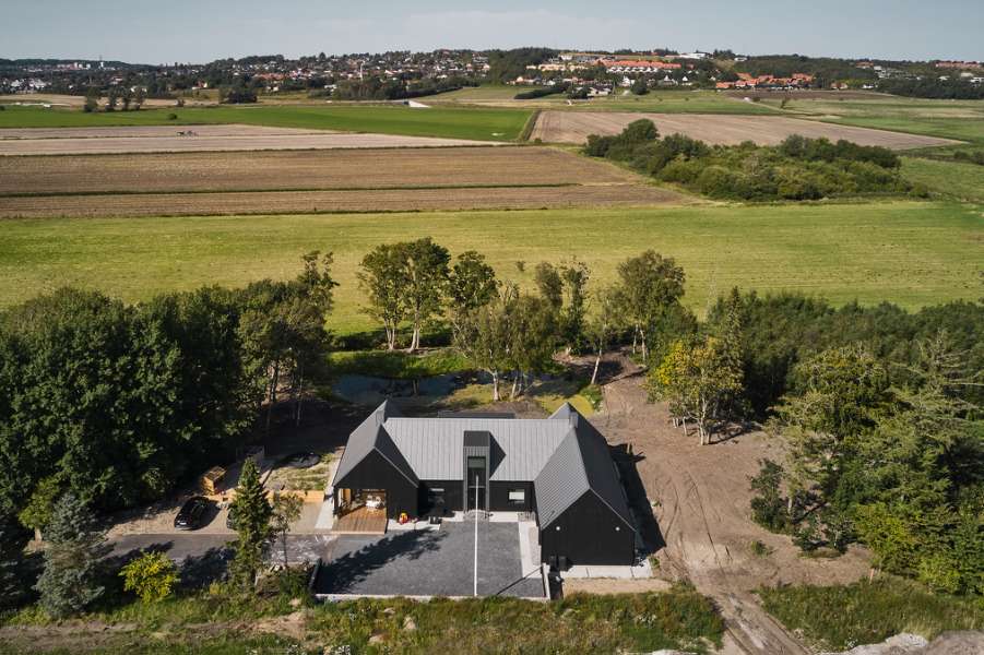 Flaget er hejst for det nye hus med det populære ståltag, Brådalvej 25, 9210 Aalborg SØ